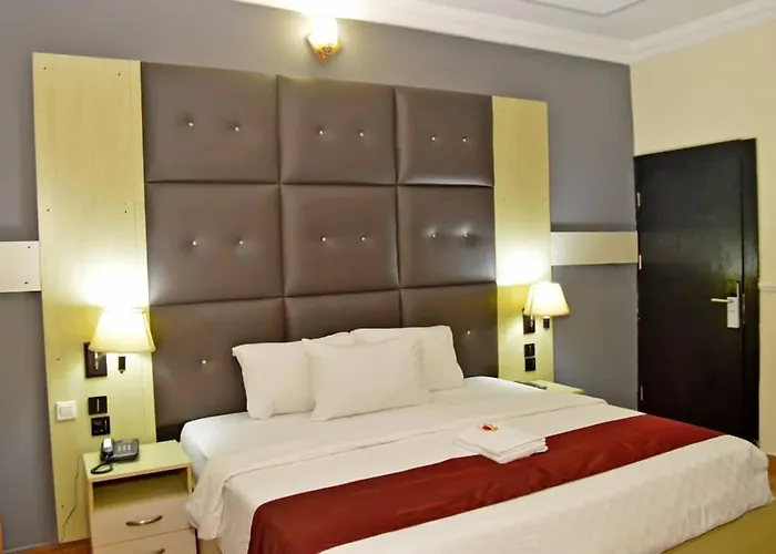 Big Apple Royale Hotel And Suites
